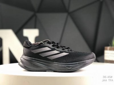 阿迪 Ad Supernova Rise 阿迪全新休闲轻跑鞋 款鞋采用了Dreamstrike+ 中底 将缓冲材质与柔软的织物相结合 以最大限度地减少刺激性摩擦