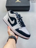 耐克 乔丹Air Jordan 1 Low Aj1 乔1 乔丹1代Aj1 低帮复古文化休闲运动篮球鞋。从1985 年面世的元年款汲取设计灵感，采用简洁大方的经典