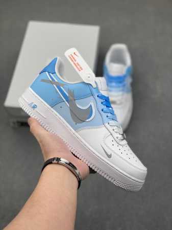 二次元断勾”订制空军一号板鞋 该定制版球鞋选用原鞋款nike Air Force 1'07空军一号低帮休，设计灵感来源于二次元漫画风，鞋面手绘渐变的蓝色色块，加 - 点击图像关闭
