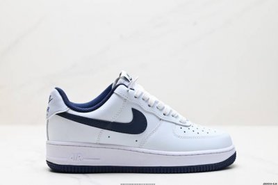 210 真标耐克Nike Air Force 1“07空军一号低帮百搭休闲运动板鞋。柔软、弹性十足的缓震性能和出色的中底设计，横跨复古与现代的外型结合，造就出风