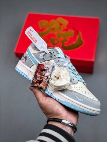 310 Nike Sb Dunk Low 哪吒 白灰蓝小钩满天星纯原大厂出品 极力推荐原装头层材料 独家版型蒸餾加工帶來的是更好的视觉和脚感体验大厂纯原品质出货