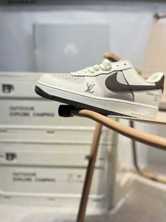 耐克 Nike Air Force 7空军一号 百搭休闲运动板鞋。柔软、弹性十足的缓震性能和出色的中底设计，横跨复古与现代的外型结合，造就出风靡全球三十多年的F - 点击图像关闭