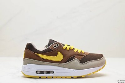 真标nike Air Max 1 Air Max 气垫 全新配色 鞋身材质均选择皮革、织物、麂皮多种材质覆盖，保证质感的前提下，层次感也相当不错。细节方面，除了