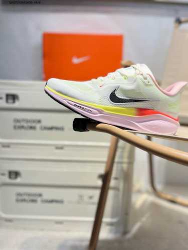 nk Air Zoom Pegasus 41 登月跑鞋 登月41代超轻网面跑步鞋 脚跟区域营造出色舒适度，而在鞋底部分，搭载全掌型Zoom Air配置耐克网面透