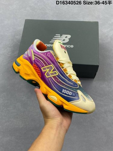 新百伦New Balance M1000 复古跑鞋符合潮流趋势的复古老爹鞋型 采用硬质牛剖革拼接透气网眼衬垫织物鞋面材质T-Beam大底提供足步弓支撑 保持步态
