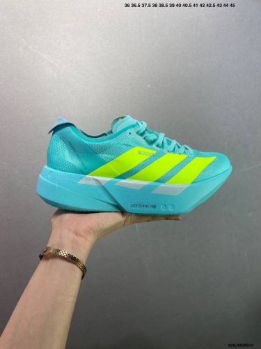 公司级Adidas Adizero Adios 阿迪超轻透气缓震跑鞋 整体外观造型与Adizero Adios Pro Evo 1非常相似 中底配置方面搭载全掌