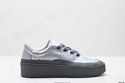 公司级Adidas Labcourt 百搭休闲轻松舒适 耐磨透气低帮 板鞋 男女同款 鞋面使用了绒毛麂皮 ，鞋面和鞋底连接处使用了包边处理，看起来更加精致有型;