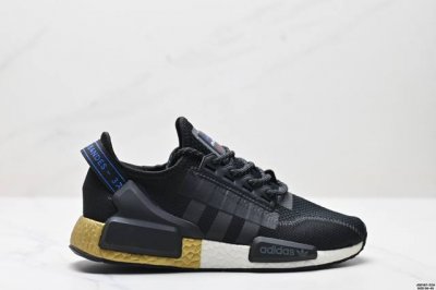 真标Ad Boost Nmd R1 V2经典跑鞋系列全新配色 弹力针织鞋面 原装高弹Boost颗粒大底 缓震性能卓越 体质轻盈且抗冲击 整双鞋子的透气性和舒适度