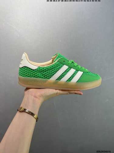 公司级Adidas Originals Gazelle Indoor 绿色 此款鞋延续了橡胶外底和经典款式的传统。全新的网格布和标志性的3条纹采用明亮的对比色，