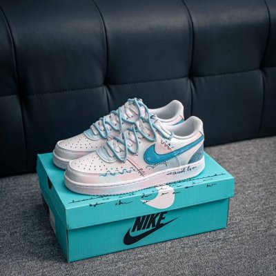 核心私 Nike Court Vision Low 校园风低帮复古篮球板鞋男女运动鞋。延续80年代复古篮球鞋，添加学院风细节。皮革组合鞋面，利落风格，重现复古篮