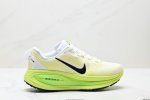 公司级Nike Vomero 18 耐克 舒适减震防滑 低帮跑步鞋 全掌Reactx泡绵中底 前掌和后跟还配备了Air Zoom气垫单元 据说跑起来更快更舒适哦
