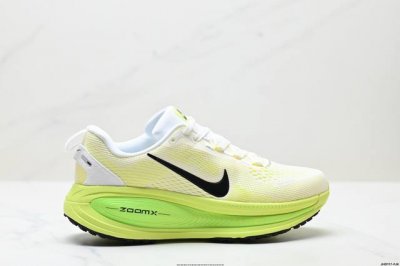 公司级Nike Vomero 18 耐克 舒适减震防滑 低帮跑步鞋 全掌Reactx泡绵中底 前掌和后跟还配备了Air Zoom气垫单元 据说跑起来更快更舒适哦