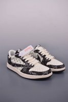 fragment X Travis Scott X Lv air Jordan 1 Low 三方联名倒钩 全新的三方联名低帮倒钩鞋面延续了黑脚趾设计 整双鞋以全