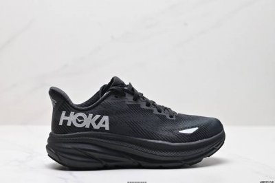 公司级Hoka M Clifton 9 Gtx 全新配色 网面透气 公路运动鞋 新款采用超厚中底的设计 让它跑在了其他厂商的前面 推出的跑鞋以缓震和轻量的优势
