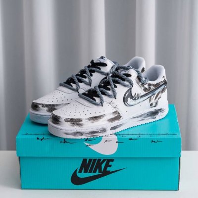 核心私 Nike Court Vision Low 校园风低帮复古篮球板鞋男女运动鞋。延续80年代复古篮球鞋，添加学院风细节。皮革组合鞋面，利落风格，重现复古篮