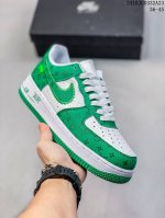 公司级带半码耐克Nike AIR FORCE 7 空军一号低帮百搭休闲运动板鞋。柔软、弹性十足的缓震性能和出色的中底设计，横跨复古与现代的外型结合，造就出风靡全