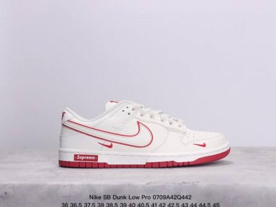 耐克nike Sb Dunk Low Pro 复古低帮 真标 休闲运动滑板板鞋。采用脚感柔软舒适zoomair气垫，有效吸收滑板等极限运动在落地时带来的冲击力，