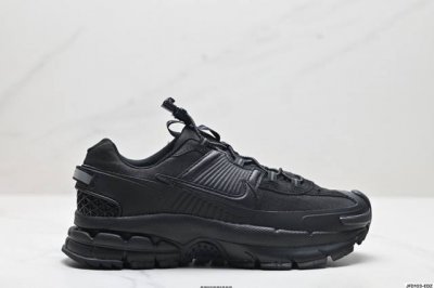 公司级耐克Nike Zoom Vomero Roam 马拉松复古跑五代休闲运动慢跑鞋 采用环保纤维革饰片组合网眼布鞋面材质 升级正确后跟Tpu加固 耐弯折热塑框