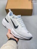 超级跑鞋耐克跑鞋 Flyknit 材料 打造出众弹性 易于穿脱。采用react技术 轻盈耐穿泡绵打造,铸就出众回弹的顺畅迈步体验。结合内置碳纤维板,塑就柔韧灵活