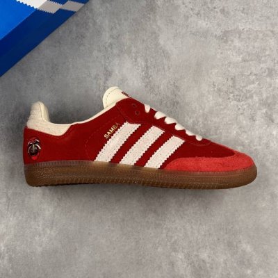 本地 核心私 Adidas Originals Samba Og Tal 阿迪达斯 低帮 韩国限定 红白 桑巴低邦防滑板鞋 鞋身整体以红色翻毛皮呈现，搭配红色经