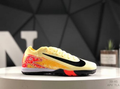 Nike 耐克 Nike Phantom Luna Ii Elite Lv8 Fg 月煞系列天然硬质草地足球鞋 类型：男鞋 码数：39 40 41 42 43