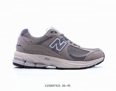 公司级new Balance 2002R 复古单品 热门复古鞋型new Balance 2002R，近日又曝出一款全新配色并释出官图。整双鞋采用棕色和米色主打，