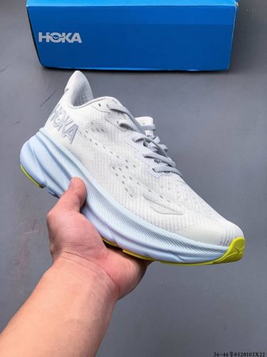 hoka One One 克利夫顿9 轻量级缓震跑步鞋 鞋款延续克利夫顿的最佳品质 继续呈现极致柔软和超凡轻盈的完美组合 全新的鞋面加大透气网孔 提升后跟部位的