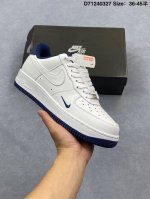 头层皮耐克Nike Air Force 1“07空军一号低帮百搭休闲运动板鞋。柔软、弹性十足的缓震性能和出色的中底设计，横跨复古与现代的外型结合，造就出风靡全球