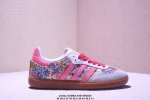 liberty London X Adidas Originals Samba Og 灰粉 此款鞋延续了橡胶外底和经典款式的传统。优质绒面革鞋面和标志性的3条纹