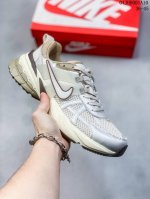 公司级nike V2K Run跑步鞋复古风潮 网面透气运动鞋 灰银紧致的鞋面材质提供良好的包裹性鞋侧 Swoosh以及鞋头部分搭配增添不少亮点的镀铬细节鞋垫上印