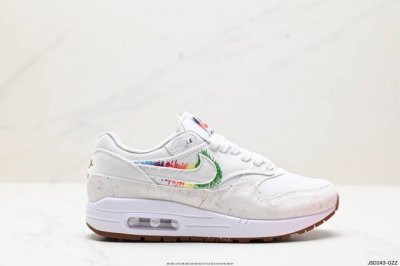 公司级nike Air Max 1 Air Max 气垫 全新配色 鞋身材质均选择皮革、织物、麂皮多种材质覆盖，保证质感的前提下，层次感也相当不错。细节方面，除