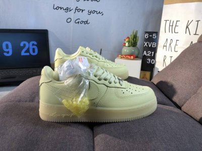 真标耐克Nike Air Force 1“07 Lv8空军一号低帮百搭休闲运动板鞋。柔软、弹性十足的缓震性能和出色的中底设计，横跨复古与现代的外型结合，造就出风