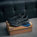 核心私 Asics Gel-Jadeite 3 亚瑟士运动休闲透气专业跑鞋 Asics Gel技术 可提供柔软的缓冲体验 它使用Nyla-Sheen合成纤维面料