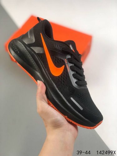 耐克nike Air Zoom Pegasus透气 登月兼顾迅疾外观和稳固脚感，后跟覆面和中足动态支撑巧妙融合，缔造稳定顺畅的迈步体验 Id：142499X