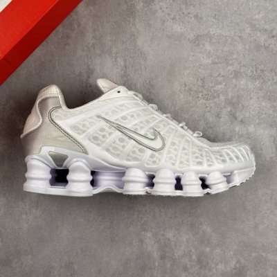 本地 核心私 Nike Shox Tl 全掌气柱缓震休闲运动跑步鞋 13柱令机械力学缓震性能跃升新层次。采用透气网眼鞋面和全掌型 Nike Shox 技术，革新