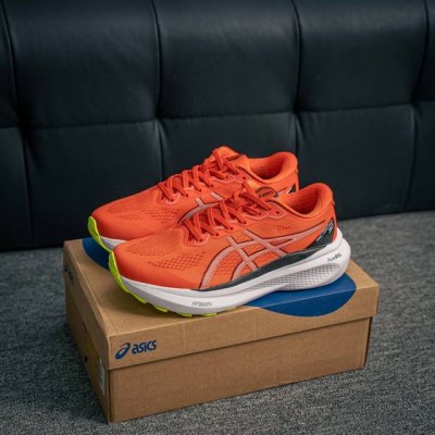 核心私 Asics Gel-Kayano 30简约百搭舒适耐磨透气低帮跑步鞋，Kayano是由板砖脚感进化而来的亚瑟士稳定跑鞋。在第30代，在支撑中保证了稳定。