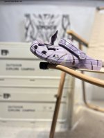 crocs 卡骆驰 Eva 舒适轻便 洞洞鞋 凉鞋 拖鞋 时尚撞色设计 充满活力的全新系列 同时拥有复古条纹与经典Logo标志 可调节后跟带 放前面变成惬意舒适