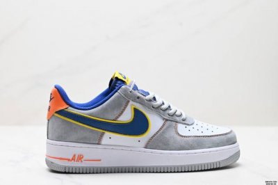 真标耐克Nike Air Force 1“07空军一号低帮百搭休闲运动板鞋。柔软、弹性十足的缓震性能和出色的中底设计，横跨复古与现代的外型结合，造就出风靡全球三