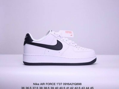 公司级耐克nike Air Force 7 空军一号低帮百搭休闲运动板鞋。柔软、弹性十足的缓震性能和出色的中底设计，横跨复古与现代的外型结合，造就出风靡全球三十