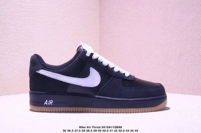 真标耐克Nike Air Force 1“07空军一号低帮百搭休闲运动板鞋。柔软、弹性十足的缓震性能和出色的中底设计，横跨复古与现代的外型结合，造就出风靡全球三