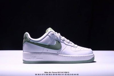 140真标耐克Nike Air Force 1“07空军一号低帮百搭休闲运动板鞋。柔软、弹性十足的缓震性能和出色的中底设计，横跨复古与现代的外型结合，造就出风靡