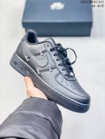 公司级带半码 耐克nike Air Force 7 空军一号低帮百搭休闲运动板鞋。柔软、弹性十足的缓震性能和出色的中底设计，横跨复古与现代的外型结合，造就出风靡