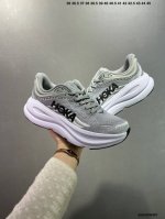 公司级Hoka M Bondi 9 轻盈跑鞋 这个品牌来自于新西兰的毛利语，Hoka表示大地，One One表示飞越，连起来就是飞越地平线，One One不是读