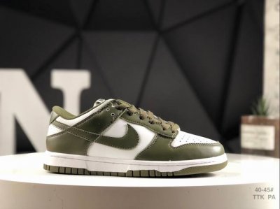100 耐克 Nike Sb Dunk Low 扣篮系列复古低帮休闲运动滑板板鞋。采用脚感柔软舒适Zoomair气垫，有效吸收滑板等极限运动在落地时带来的冲击力
