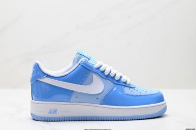 公司级耐克Nike Air Force 1“07 Lv8空军一号低帮百搭休闲运动板鞋。柔软、弹性十足的缓震性能和出色的中底设计，横跨复古与现代的外结合，造就出风