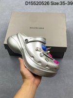 crocs X Balenciaga巴黎世家 厚底圆头 洞洞鞋 女款 银色 货号 720762 Wofow1000 尺码 35-39 编码 D15520526