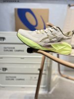 Asics Novablast 5亚瑟士经典跑鞋 如今机能风和户外风吹得正劲，便是主打“Urban Outdoor机能越野风格”，城市和户外场景都能轻松应对。关