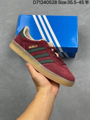 阿迪达斯 Adidas Handball Spezial 三叶草学院风复古休闲板鞋 橡胶底柔软绒面革经典运动鞋男女士鞋 圆头 缝合拼接设计 正面绑带 鞋舌部位附