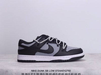 Nike Dunk Sb Low 定制配色 Dunk Sb顾名思义，具有经典的dunk血缘，又注入了更多的时尚元素。相较于普通的dunk滑板鞋，改良版的dunk