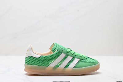 公司级Adidas Originals Gazelle Indoor 三叶草休闲防滑耐磨低帮板鞋 鞋头出色设计 塑就出众贴合感 稳固的后跟贴合足部曲线设计 软弹